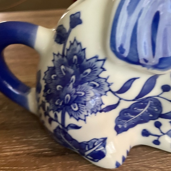 Porcelain Elephant Tea Pot by Baum Bros - Picture 4 of 7